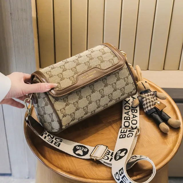 【巴黎精品】極速出貨 側背包皮革肩背包托特包帆布包波士頓包隨身女包包(可愛小熊花紋寬肩帶a1ev48)