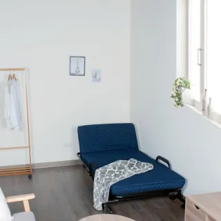 【Simple Life】一把手省力收納折疊床透氣網眼布藍色(行軍床 午休床 躺床 躺椅 收納床快速收納 附輪可移動)