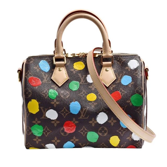 LOUIS VUITTON路易威登 M46433 聯名 YK SPEEDY BANDOULIÈRE 25 Monogram 帆布手提/斜揹包，採用咖啡色系牛皮與帆布製成，內層為布面材質，配有原廠防塵袋與包裝盒。包款為拉鍊式開口，內有1個內袋，尺寸為長25cm、寬15cm、高19cm，提把高度10cm，背帶全長約100cm，適合女性日常使用。