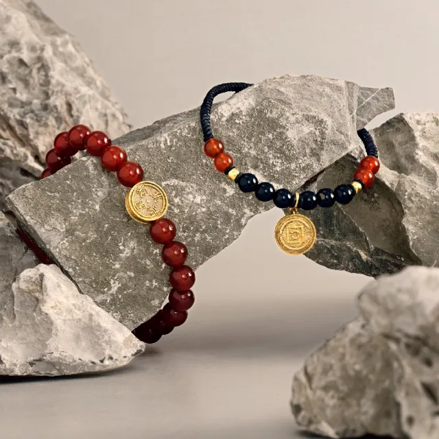 【周大福】CLOT聯名 赤玄凝玉黃金鑄幣紅黑玉髓手鍊(手繩可調整)