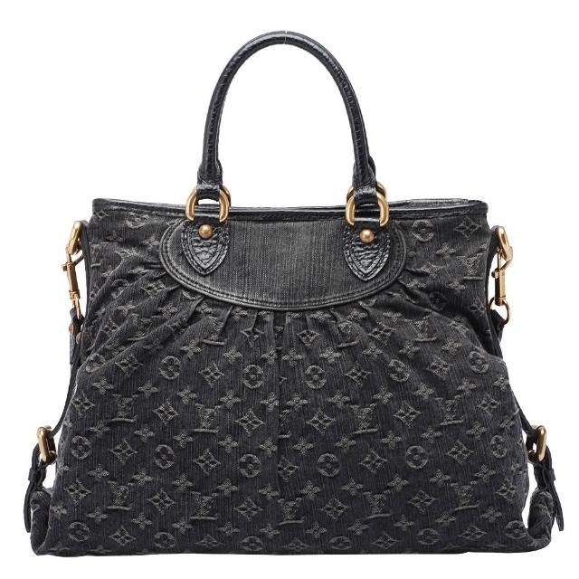 LV LOUIS VUITTON 路易威登 M95352 經典 Monogram Denim GM 丹寧手提斜揹包，黑色系設計，採用高品質牛仔布製作，內層為牛仔布材質，配備原廠防塵套。尺寸為長44.5cm、寬12cm、高32cm，提把高度12cm，背帶總長約86cm，適合女性使用，內部有2個口袋，無底珠與A4尺寸空間。來自義大利製造，歐洲來源，是時尚與實用兼具的經典選擇。