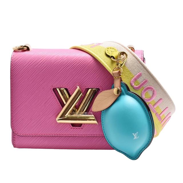 LV LOUIS VUITTON 路易威登 M20693 Twist PM 系列經典 EPI 水波紋轉釦牛皮斜揹包，粉紅色系設計，適合女性使用。外層與內層均為高質感牛皮材質，搭配原廠防塵套、鏡子、背帶與零錢包配件，尺寸為長19cm、寬9cm、高13cm，背帶垂至包身約93cm，法國製造，來自歐洲，無外部與內部夾層，僅有2個內袋，不附底珠，不適合放置A4檔案。