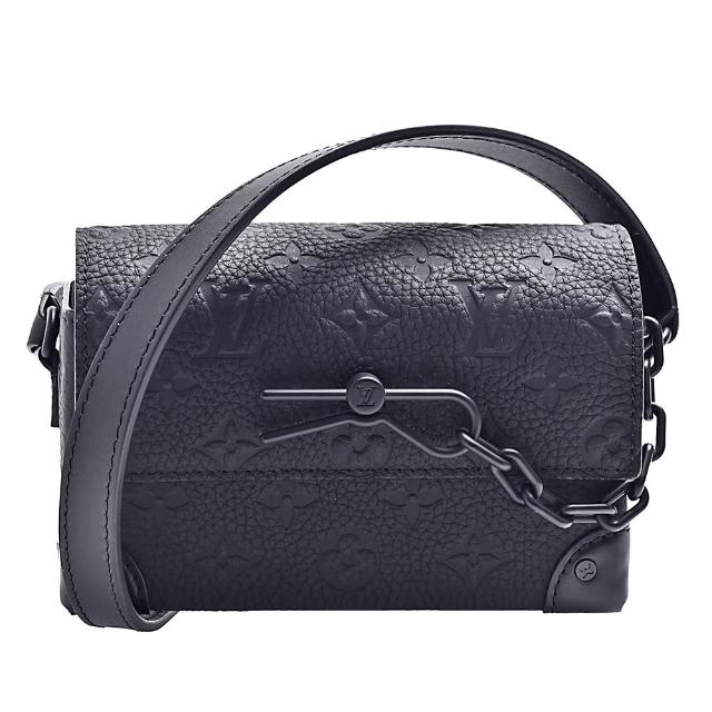 LV LOUIS VUITTON 路易威登 M81746 經典 STEAMER 系列 Taurillon 皮革斜背小包，黑色系設計高雅時尚，採用高階牛皮製成，質感優異。此款斜背小包為女性設計，無外部與內部夾層，僅有1個內袋，適合日常出街使用。配有原廠防塵套與原廠包裝盒，背帶全長約109cm，輕便實用。來自法國製造，為歐洲原裝進口商品，是路易威登經典系列中的優質選擇。