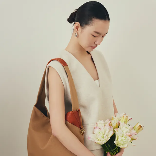 【ZODENCE 佐登司】SAFARI恆彩帆布率性肩背流浪包(駝)
