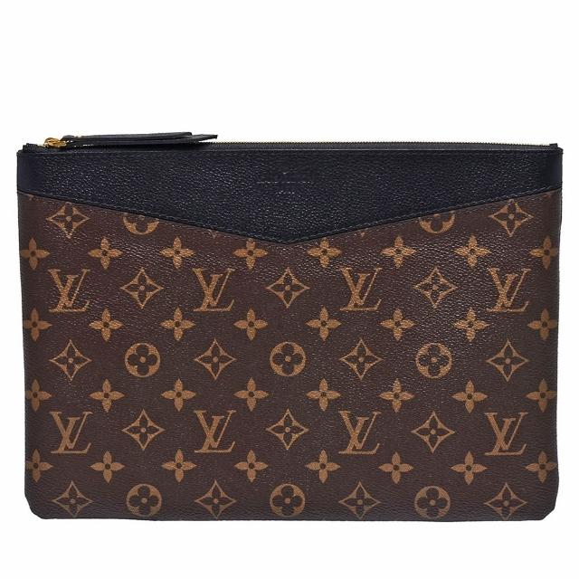 LV LOUIS VUITTON 路易威登 M62048 經典 DAILY POUCH 系列手拿包，採用高階Monogram帆布印花與牛皮飾邊設計，展現品牌經典風格。黑色與咖啡色系選擇，適合多種場合搭配。拉鍊式開口設計，安全又方便。內層為布面材質，內設1個內袋，可輕便收納隨身物品。附原廠防塵套，保護包體不受損。尺寸為29.5 x 21 x 1 cm，輕巧實用，為女性日常出門的理想選擇。來自法國製造，歐洲來源，品質有保障。