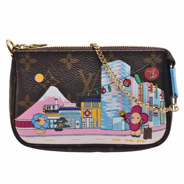 這款LV LOUIS VUITTON M81637限量版MINI POCHETTE手提包以富士山背景印花為設計重點，展現經典與時尚的結合。採用高質咖啡色系牛皮與帆布製成，外觀優雅且具辨識度，適合日常搭配。拉鍊式開口設計方便取用，尺寸小巧，適合攜帶隨身物品。附原廠防塵袋與包裝盒，確保商品完整與保值。