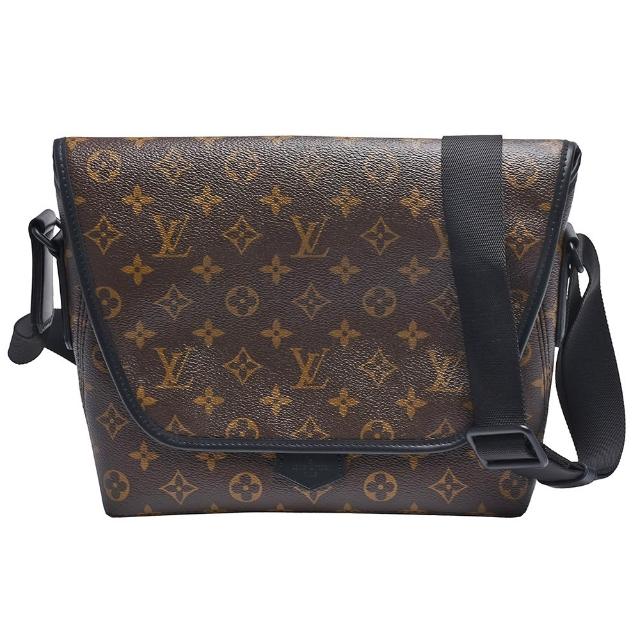 LV LOUIS VUITTON 路易威登 M45557 Macassar 經典 Monogram 帆布磁釦斜背信差包，咖啡色系設計，採用高品質牛皮與帆布製作，內附3個內袋，適合日常使用。原廠防塵套與品控卡齊全，來自歐洲，為男士打造實用又時尚的隨身包款。