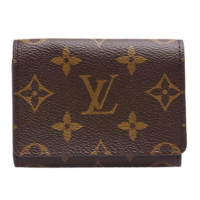 LV LOUIS VUITTON路易威登 M63801 Enveloppe Carte De Visite 經典 Monogram 塗層帆布印花翻蓋暗釦名片夾 高階時尚女用名片夾,採用路易威登經典 Monogram 塗層帆布與牛皮內層打造,咖啡色系設計展現優雅氣質。翻蓋暗釦開口方式,內建4個夾層,適合日常商務場合使用,附原廠包裝盒與防塵袋,品質保證。