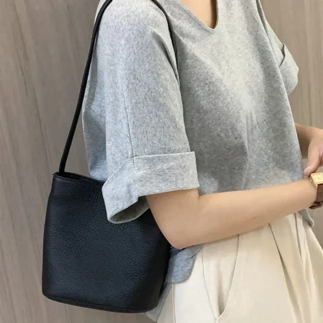 【LEESA】雙11 小水桶包\頭層牛皮包\腋下包\高級感\休閒包\水桶包\真皮包包\肩背包\側背包\女生
