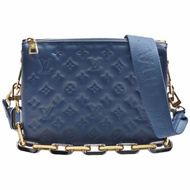 全新 LOUIS VUITTON 路易威登 M22856 經典 COUSSIN PM 系列肩斜揹包，採用藍色系 Monogram 壓花蓬鬆小羊皮製成，輕便柔韌，適合日常出勤與休閒使用。拉鍊式開口設計，內有3個夾層，方便分類收納。附原廠防塵袋與背帶X2，可自由調整背負方式，法國製造，歐洲來源，適合女性使用。