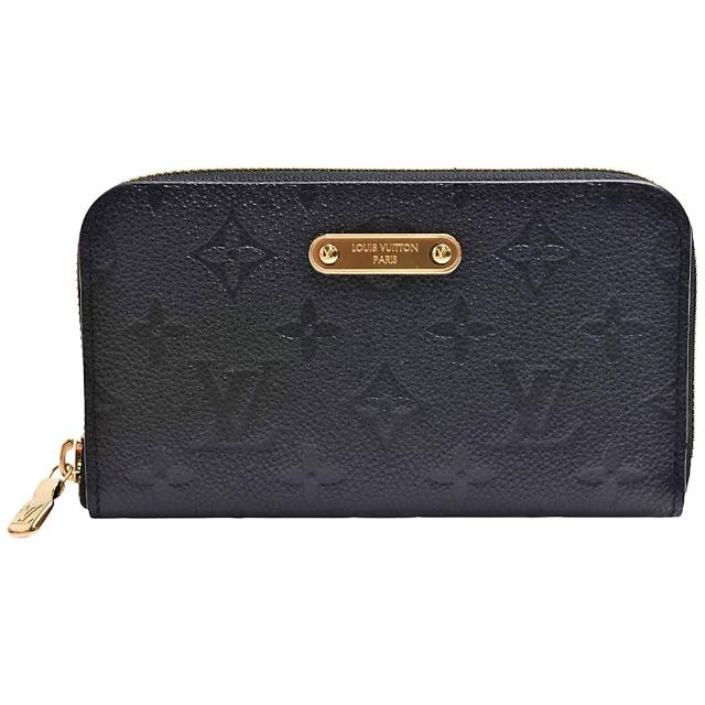 LV LOUIS VUITTON路易威登 M12425 經典 Margot 系列 Empreinte 皮革拉鍊中夾 全新 LOUIS VUITTON 路易威登 M12425 經典 Margot 系列 Empreinte 皮革拉鍊中夾,黑色系設計,外層與內層均為牛皮材質,配有原廠包裝盒與防塵袋。尺寸為長16cm、寬2cm、高9cm,適合女性日常攜帶,內部有10個夾層,並附有1個內袋,拉鍊式開口,輕便實用。