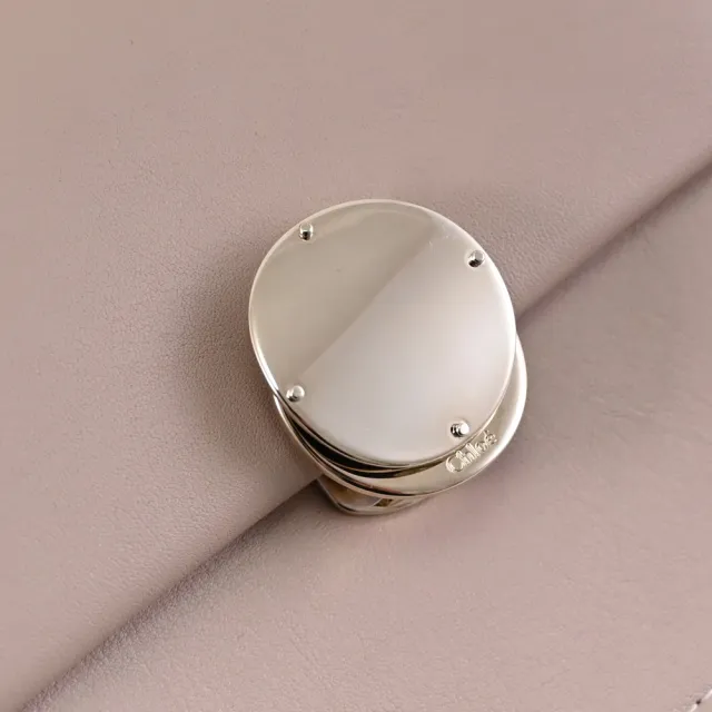 【Chloe’ 蔻依】Penelope 金屬釦LOGO小牛皮翻蓋鏈包兩用包(淺褐)