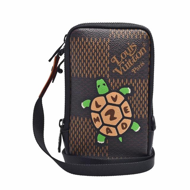 LV LOUIS VUITTON路易威登 N40377 經典 DOUBLE PHONE 系列烏龜圖案 Nigo 聯名款斜背包 LV LOUIS VUITTON N40377 經典 DOUBLE PHONE 系列烏龜圖案 Nigo 聯名款斜揹包,採用高質帆布與牛皮材質打造,咖啡色系設計時尚百搭。內附原廠防塵套、說明書與包裝盒,適合男女使用,拉鍊式開口方便取用,內設10個夾層與1個內袋,輕便實用,是時尚與機能兼具的經典選擇。