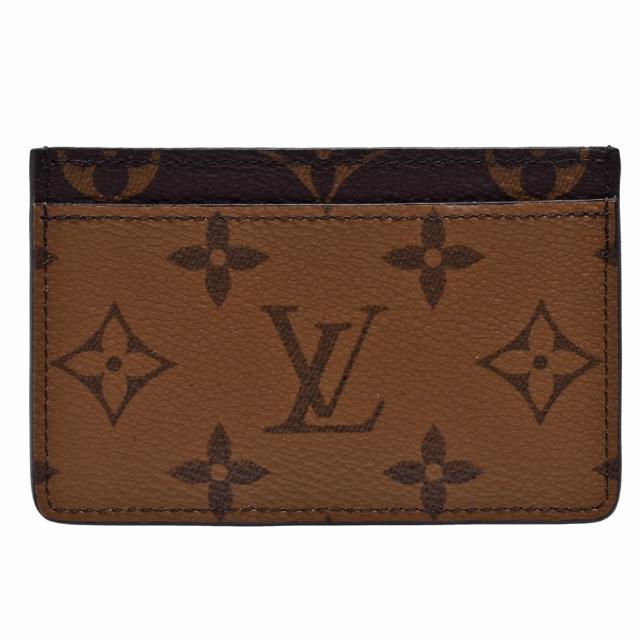 LV LOUIS VUITTON路易威登 M69161 經典 Monogram Reverse 帆布印花卡片夾 高階時尚品牌 LOUIS VUITTON 路易威登 經典 Monogram Reverse 帆布印花名片夾,採用咖啡色系設計,外層為高質感帆布,內層為柔韌牛皮,內附原廠包裝盒、原廠防塵袋與品控卡,尺寸為 11x7x0.5 公分,適合女性使用,擁有 3 個內夾層,精緻實用,歐洲原裝進口,法國製造。