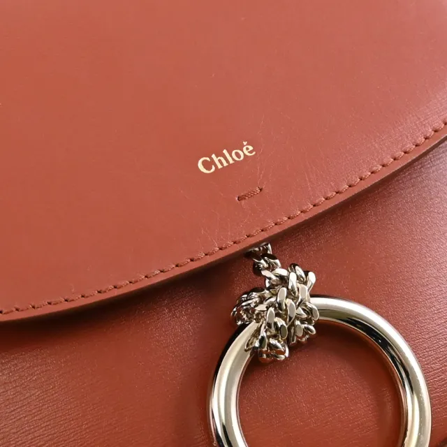 【Chloe’ 蔻依】Arlene 簡約燙金LOGO金屬圓環小牛皮馬鞍包斜背包(紅棕)