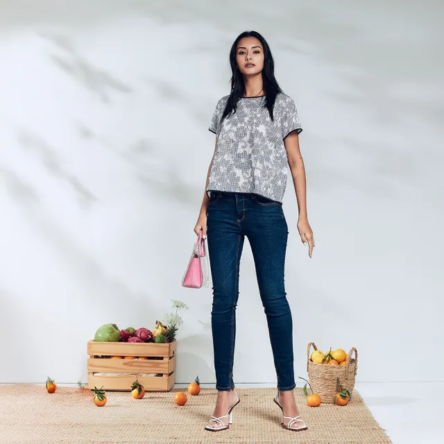 【ICHE 衣哲】Cop.Copine法式灰調香氛蕾網印花短袖造型上衣