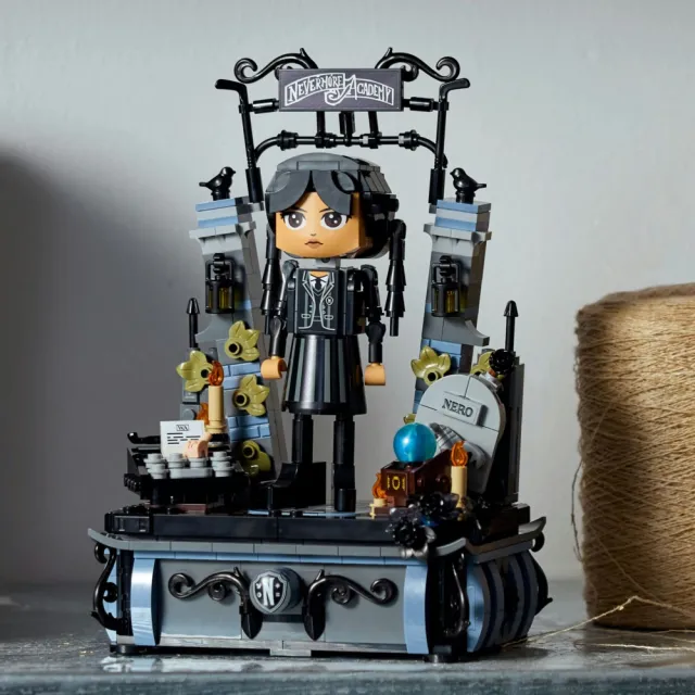 【LEGO 樂高】星期三系列 76780 星期三阿達玩偶(Wednesday 模型 居家擺設 禮物)