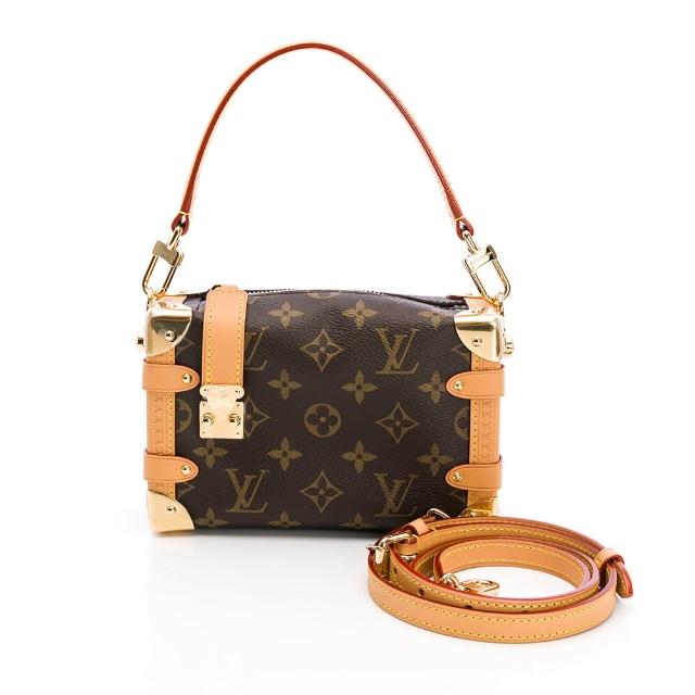 LV LOUIS VUITTON路易威登 M46815 Side Trunk PM 小行李箱包 Monogram 全新 LOUIS VUITTON 路易威登 M46815 Side Trunk PM 小行李箱包,採用高階咖啡色系牛皮製成,內裡為真皮設計,配備肩帶與提把,尺寸為長19公分、寬7.5公分、高12.5公分,提把高度50公分,背帶長度100公分。適合男女使用,拉鍊式開口,內有1個夾層與1個內袋,無底珠與A4檔案放置空間,來自法國製造的國外商品。