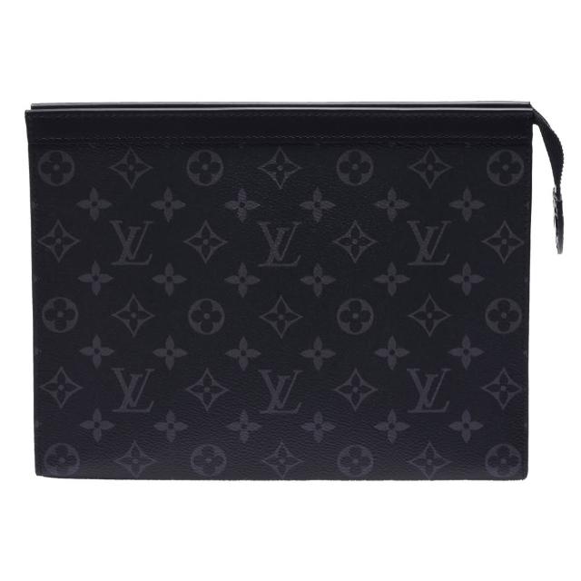 LV LOUIS VUITTON 路易威登 M61692 Pochette Voyage MM 系列 Monogram Eclipse 手拿包，黑色系設計，結合牛皮與帆布材質，展現經典LV風格。拉鍊式開口，內有6個夾層與1個內袋，方便收納。附原廠防塵袋，適合男款使用，尺寸為27x21cm，輕便實用，來自法國製造，歐洲來源商品。