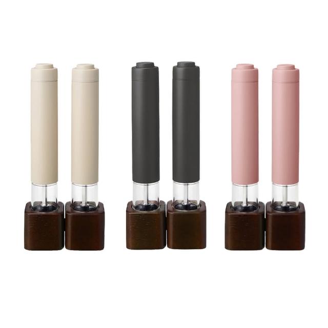 餐桌上的絕佳配角！recolte 麗克特 Salt & Pepper Mill Mini 現磨胡椒鹽研磨器，日本設計簡約時尚，精緻小巧適合小家庭與單身使用。霧面造型完美搭配各式居家、餐廳及廚房風格。只需一手按壓，即可輕鬆研磨胡椒、巖鹽或花椒，享受新鮮香料的香氣與風味。主體直徑約3.4cm，纖細機身容量達22ml，採用錐形陶瓷研磨器，均勻研磨不影響香料原味。一鍵現磨，隨時增添料理美味！