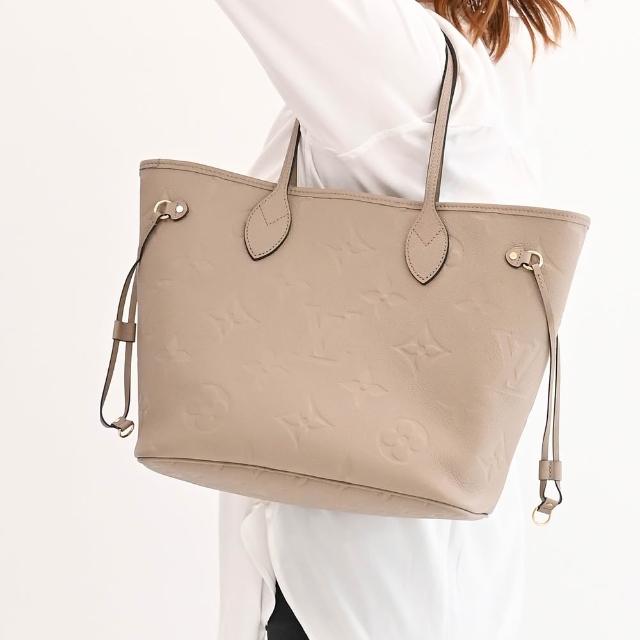 LV LOUIS VUITTON路易威登 M45686 NEVERFULL MM 經典押花牛皮束口購物包/托特包 全新 LOUIS VUITTON 路易威登 M45686 NEVERFULL MM 灰色系經典押花牛皮肩揹包,採開放式開口設計,內附1個內袋,適合日常購物與通勤使用。來自歐洲專櫃,品質保證,附原廠防塵袋與專櫃購買證明影本。尺寸為長31cm、寬14cm、高28cm,提把高度21cm,輕便實用,女性適用。