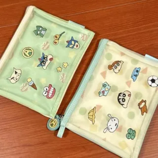 【小禮堂】雙11 蠟筆小新 皮質紗網扁平收納包 滿版款(平輸品)