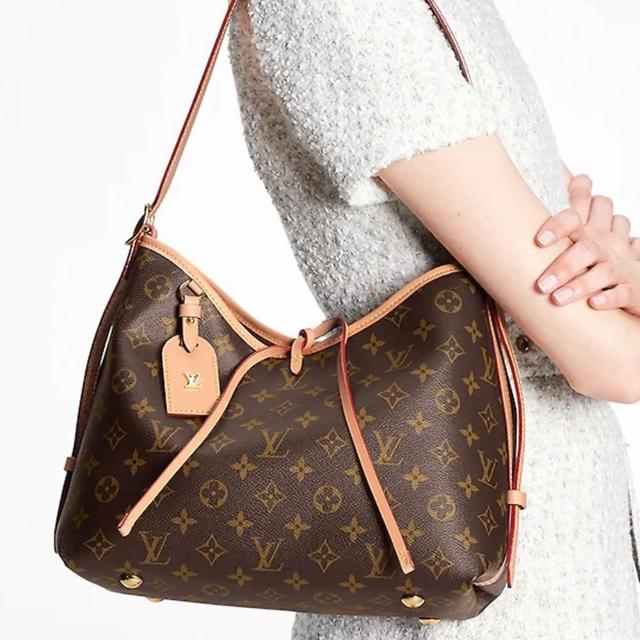 LV LOUIS VUITTON 路易威登 M46203 CarryAll PM 老花帆布肩揹包，全新未使用，咖啡色系設計，外層為帆布與牛皮材質，內層為布面，附原廠防塵套、收納袋與背帶。尺寸為長29cm、寬12cm、高25cm，背帶全長約92cm，適合女性使用，釦式開口，內有3個口袋，無底珠，不適合放A4檔案。來自歐洲，產地包含法國與義大利。