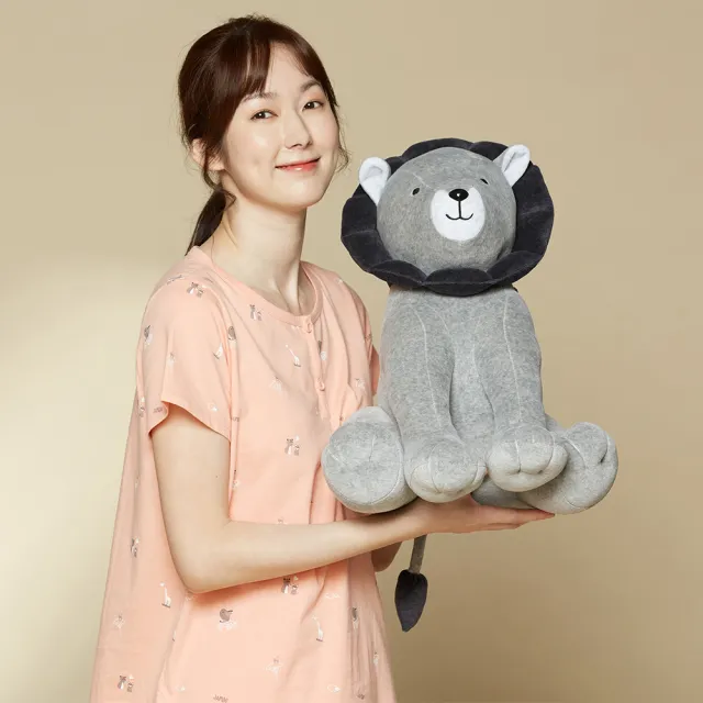 【YVONNE 以旺傢飾】獅子坐姿抱枕(迷霧灰)