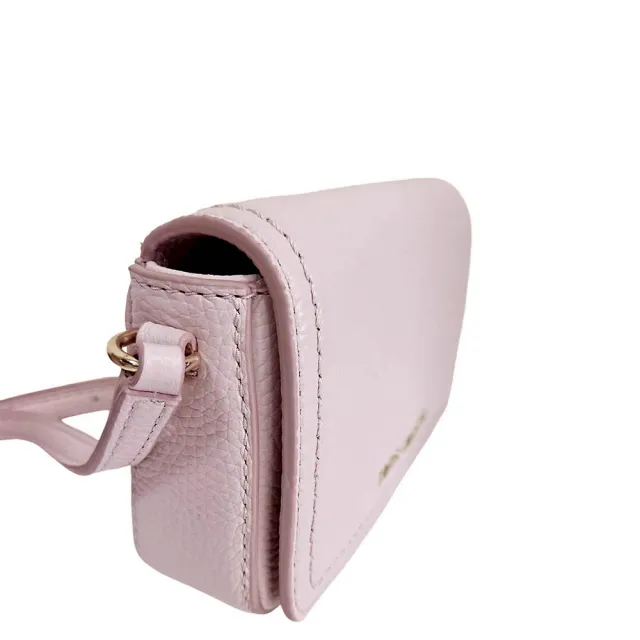 【MARC JACOBS 馬克賈伯】MJ金屬立體LOGO迷你款荔枝紋皮革翻蓋斜背包(粉色/贈原廠紙袋/七夕情人節)