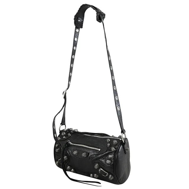 【Balenciaga 巴黎世家】Le Cagole 品牌鉚釘揉製小羊皮肩背包圓筒包(黑)
