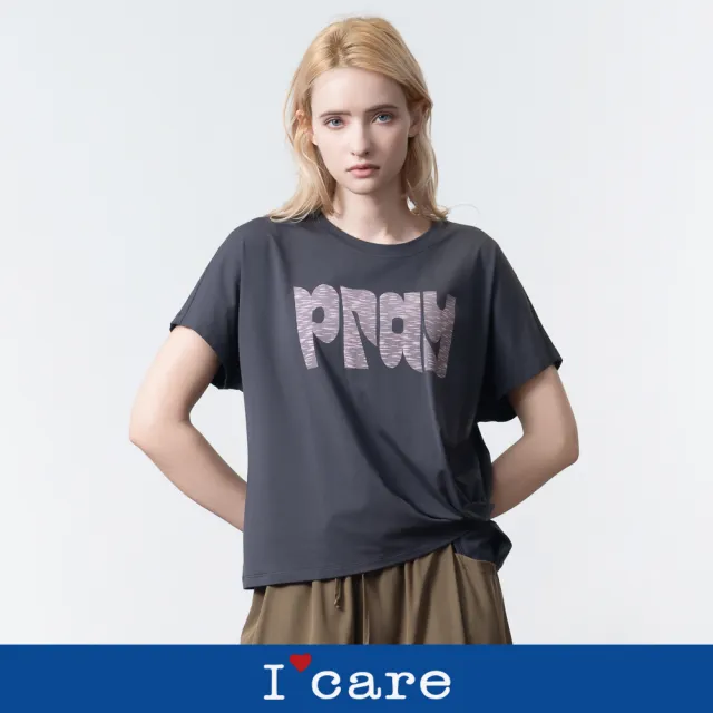 【I’Care 依卡】現貨-街頭塗鴉 PRAY 側抓褶造型T恤（F）｜女休閒上衣 女短袖T恤(607-13801)
