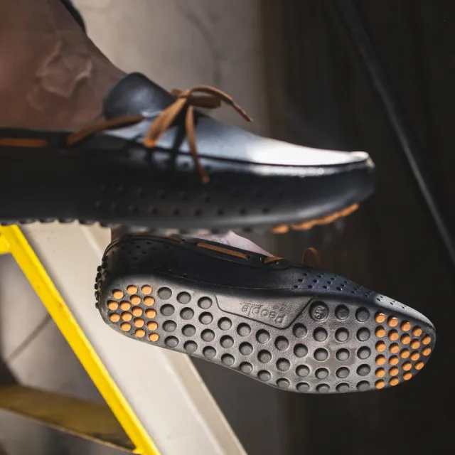 【People Footwear】加拿大休閒鞋 防水鞋 涼鞋 平底鞋 拖鞋(SENNA 辛那  極黑/ 橡膠色)