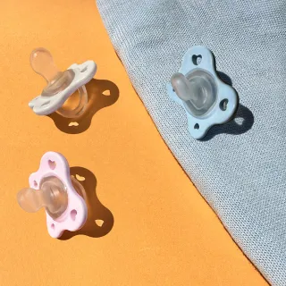 【Chicco 官方直營】雙倍柔軟矽膠拇指型安撫奶嘴2入組-2-6m/6-16m/16-36m(含收納盒)