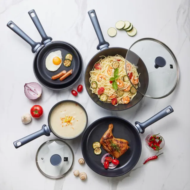 【CorelleBrands 康寧餐具】WORLD KITCHEN 藍寶石鑄造不沾平煎鍋20cm