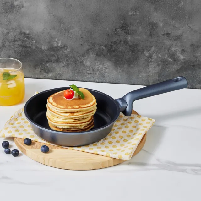 【CorelleBrands 康寧餐具】WORLD KITCHEN 藍寶石鑄造不沾單柄鍋18cm-含蓋+平煎鍋20cm