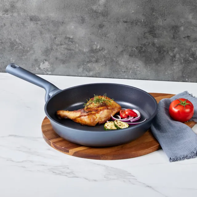 【CorelleBrands 康寧餐具】WORLD KITCHEN 藍寶石鑄造不沾平煎鍋24cm+28cm