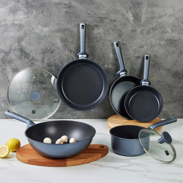 【CorelleBrands 康寧餐具】WORLD KITCHEN 藍寶石鑄造不沾平煎鍋24cm+28cm