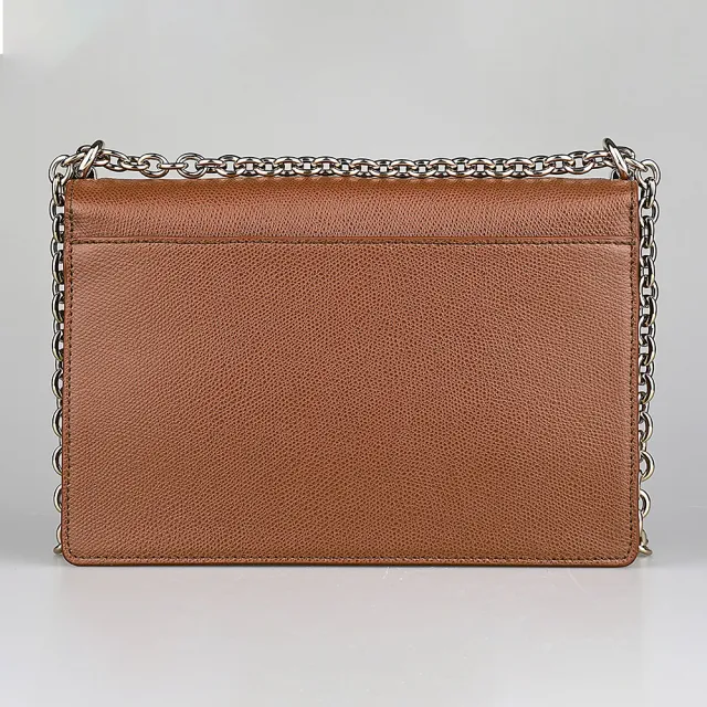 【FURLA 芙拉】FURLA 1927 立體拱門LOGO牛皮搭鏈帶設計旋扣式斜背包(小/白蘭地褐)