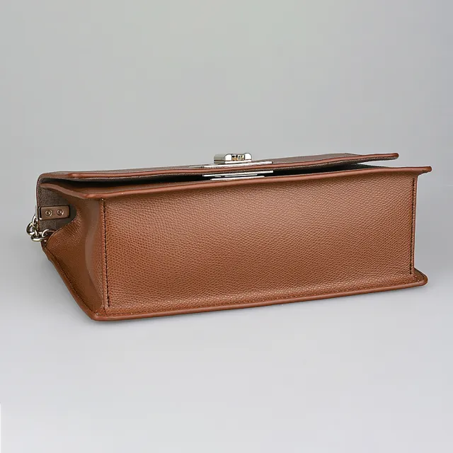 【FURLA 芙拉】FURLA 1927 立體拱門LOGO牛皮搭鏈帶設計旋扣式斜背包(小/白蘭地褐)