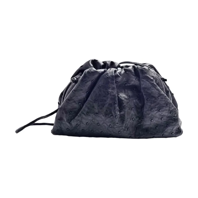 【BOTTEGA VENETA 寶緹嘉】The Pouch系列鴕鳥皮編織雲朵包斜背包/肩背包(黑色585858-BLK)『Entrupy安心購』