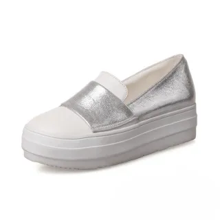 【KissXXX】個性圓頭撞色一字飾帶內增高厚底樂福鞋(銀)