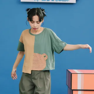 【Dailo】熊口袋不對稱撞色拼接短袖上衣(綠 卡 駝)