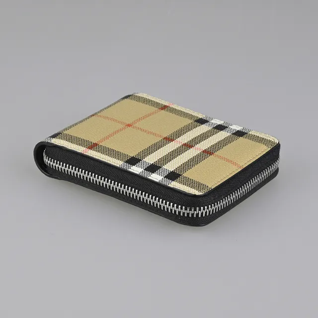 【BURBERRY 巴寶莉】BURBERRY MS Daniels 內壓印LOGO小牛皮拼格紋PVC 3卡拉鍊短夾(典藏米x黑)