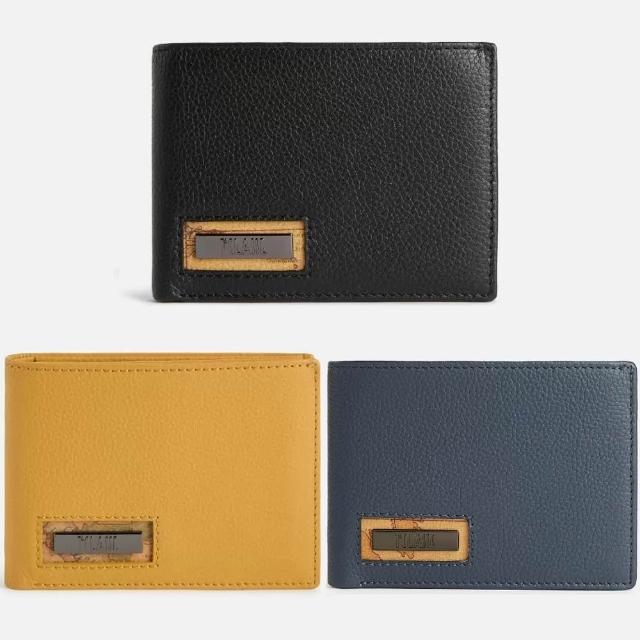  Alviero Martini 全新牛皮短夾，咖啡色系經典設計，男女皆宜。外層採用優質牛皮，內層結合牛皮與合成皮，提供耐用舒適觸感。尺寸11x1x9cm，完美收納鈔票、照片與卡片，內含6夾層、1鈔票夾層、1照片夾層及2其他夾層，釦式開口方便使用。獨特地圖圖案，每件獨一無二，原廠盒裝公司貨，適合日常攜帶，提升時尚品味。 