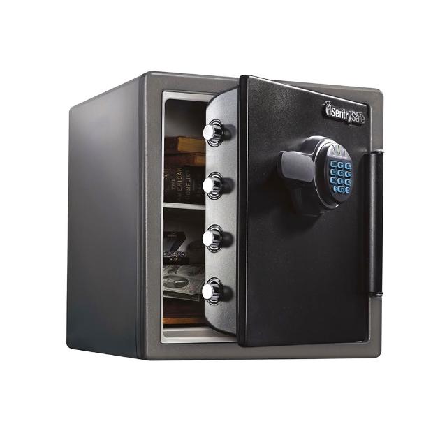 SENTRYSAFE SFW123FSC 美國原裝防火防水密碼鎖保險箱，專為保護重要檔案、檔案設計。採用先進防火防水技術，耐高溫達1700°F 1小時，防水深度8英寸 24小時。內建電子密碼鎖系統，使用電池供電，操作簡便安全。尺寸適合桌面或辦公室使用，附說明書及1年保固卡。完美選擇家用或商用檔案儲存，確保您的貴重物品免受火災、水災侵害。