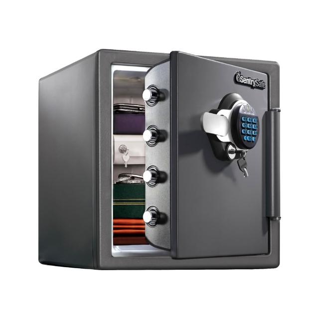 SENTRYSAFE STW123GDC 為美國原裝防火型數字密碼保險箱，重量58.2kg提供強大防護，尺寸H 45.3 x W 41.5 x D 49.1 cm適閤家居或辦公使用。內附抽屜、主副鑰匙、保固卡及說明書，採用電池供電，保固涵蓋新品瑕疵。專業防火設計守護您的貴重物品安全。