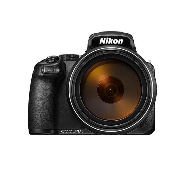 Nikon 尼康 P1100 是一款高階類單眼橋式相機,搭載 1/2.3 吋 CMOS 影像感應器,有效畫素高達 1600 萬,提供 PASM 手動模式讓您盡情發揮創意。配備 3.0 吋翻轉式 TFT 螢幕與約 236 萬點電子觀景器,捕捉每個細節輕而易舉。強大 61 倍光學變焦鏡頭,從廣角到超遠距皆遊刃有餘。支援 SD/SDHC/SDXC 儲存,鋰電池供電,機身尺寸約 146.3 × 118.8 × 181.3 mm,重量約 1,410g。公司貨 BSMI 許可 R33697,享 12 個月保固。隨附 AN-DC3 相機帶、LC-77 鏡頭蓋、HB-CP1 鏡頭遮光罩、EN-EL20a 鋰電池、UC-E24 USB 線,專業級規格滿足攝影愛好者需求。 Nikon 尼康 P1100 類單眼相機 61倍光學變焦 1600萬畫素 CMOS 翻轉螢幕 電子觀景器 高階橋式數位相機