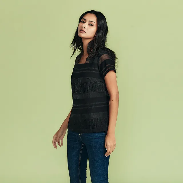 【ICHE 衣哲】Cop.Copine 法國原裝進口條紋紋理拼接透膚方領上衣(2色)