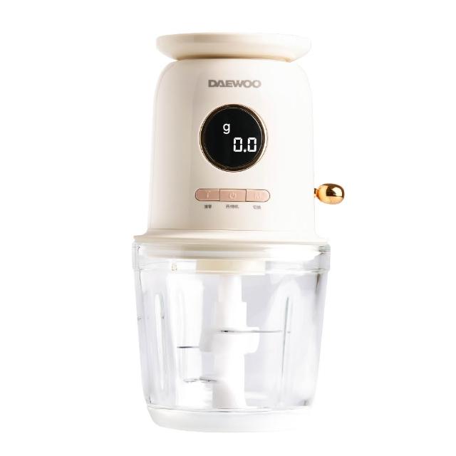  DAEWOO 大宇 DW-JR1206 2in1 無線萬用食物調理機，採用 600ml 玻璃容器，輕巧便攜的無線設計，適合忙碌家庭快速料理。120W 強力馬達，輕鬆處理蔬果泥、湯品、果汁等，7.4V 鋰電池續航力強，本體尺寸僅 11.8 x 11.8 x 22.5 cm，重 1.2 kg，易收納清潔。中國製造，BSMI 認證，正常使用保固 1 年。完美家用食物調理機，無線料理機首選，提升廚房效率！ 