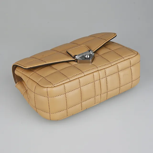 【Michael Kors】MICHAEL KORS SoHo絎縫設計羔羊皮推釦式鍊帶斜背包(小/駱駝棕)